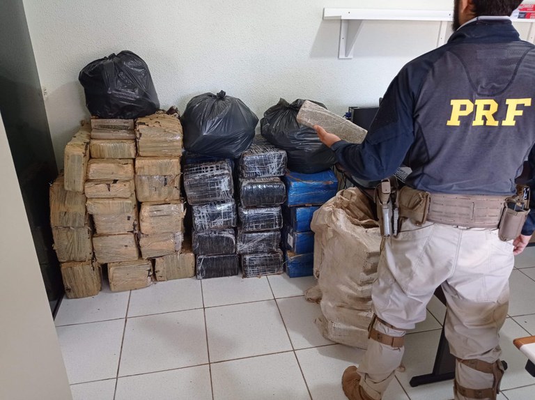 PRF apreende mais de uma tonelada de maconha e 895 mil maços de cigarros durante o final de semana no Paraná