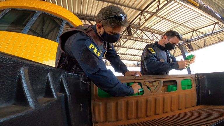 PRF de Guaíra intercepta picape com tabletes de maconha