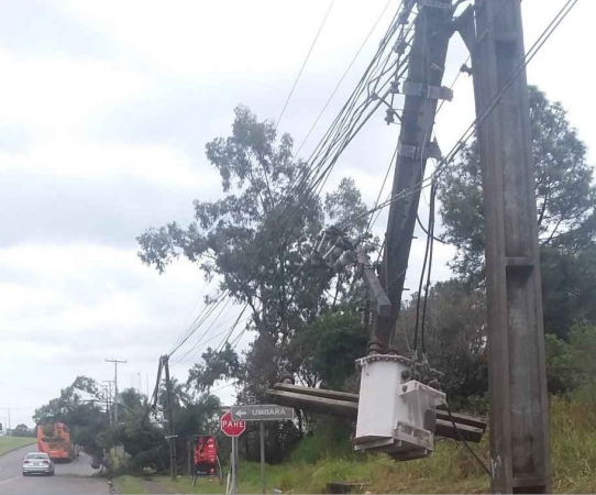 Temporal deixa 52 mil residências sem luz nesta madrugada de sábado no Paraná