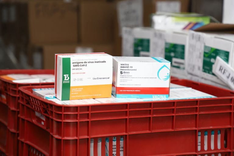 Após Anvisa suspender lotes da CoronaVac, Butantan rechaça “alarmismo” e ressalta controle de qualidade próprio