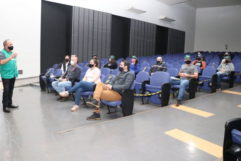 Realizada abertura do curso de Manejo e Ordenha em Pato Bragado