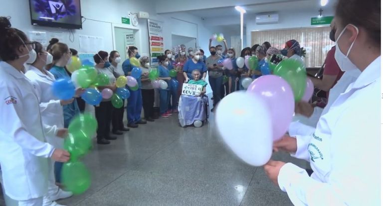 Paciente de 72 anos que venceu a Covid recebe homenagem emocionante da equipe da UPA de Marechal Rondon; veja vídeo