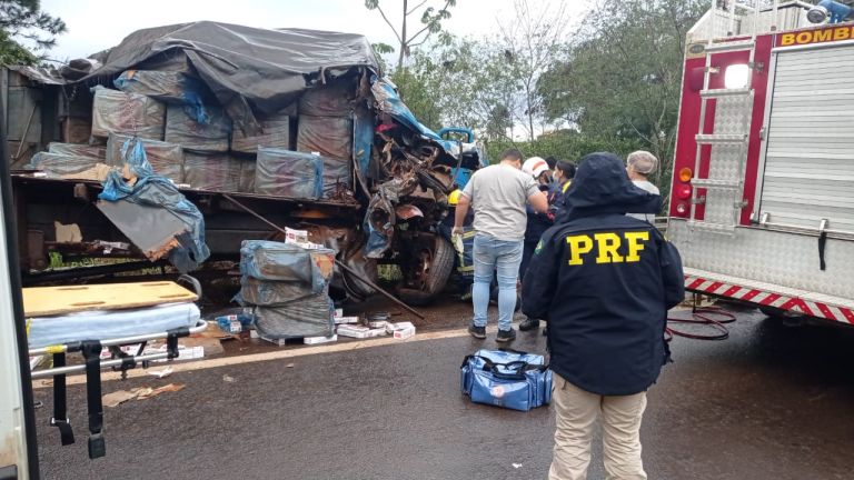 PRF apreende cigarros contrabandeados em caminhão envolvido em acidente na BR-272