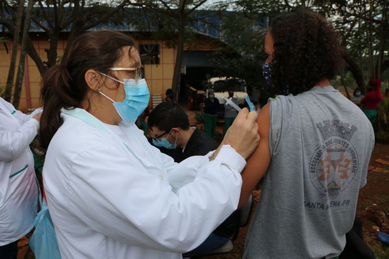Agentes ambientais de Santa Helena são vacinados contra a Covid-19