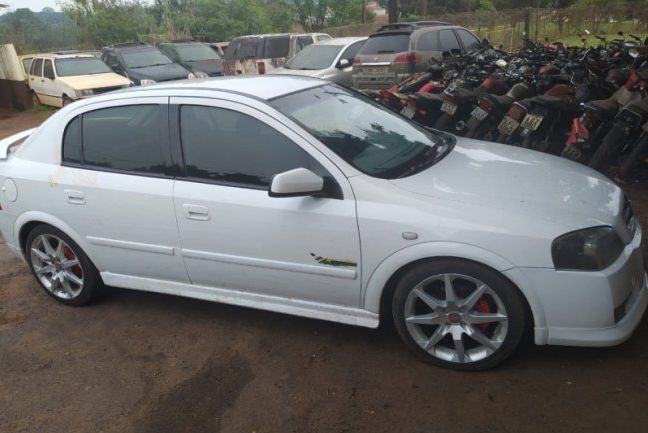 Assaltantes armados obrigam vítimas deitar e roubam carro e moto; Astra foi recuperado