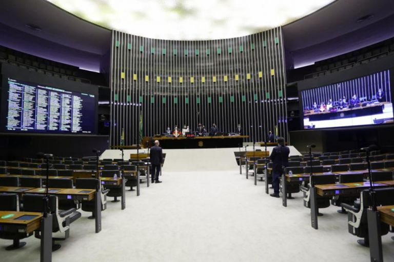 PEC 206 propõe cobrar mensalidade em universidade pública; entenda o que mudaria