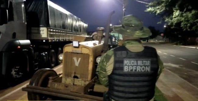BPFron apreende trator, carreta e bitrem com carregamento milionário de cigarros