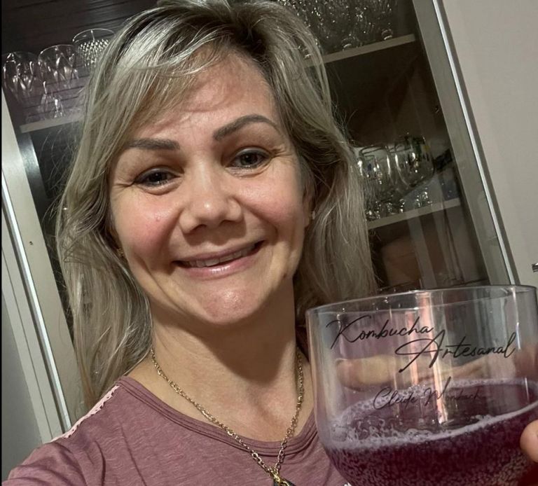 Kombucheira de carteirinha, quatro-pontense é testemunha dos benefícios da bebida