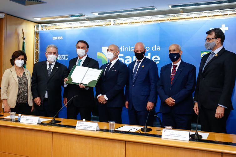 Governo formaliza contrato da Fiocruz para vacina de Oxford