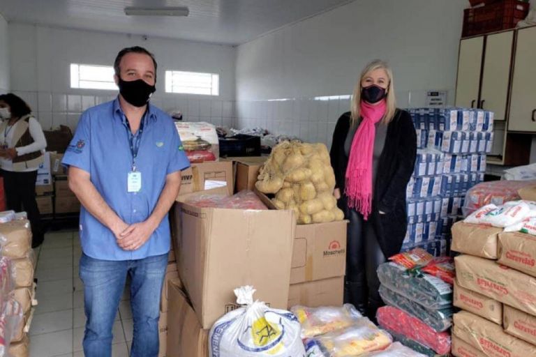 Famílias de Ponta Grossa recebem alimentos arrecadados com distribuição de mudas nativas