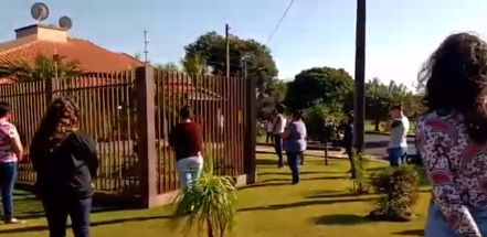 Creche de Marechal Rondon faz homenagem emocionante para professora que esteve intubada e na UTI e ainda se recupera da Covid-19; veja vídeo