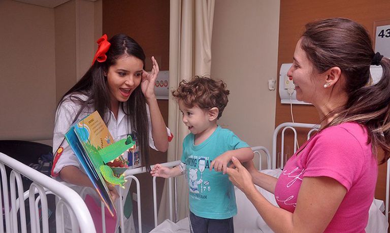 Estudo mostra benefícios de contar histórias para crianças