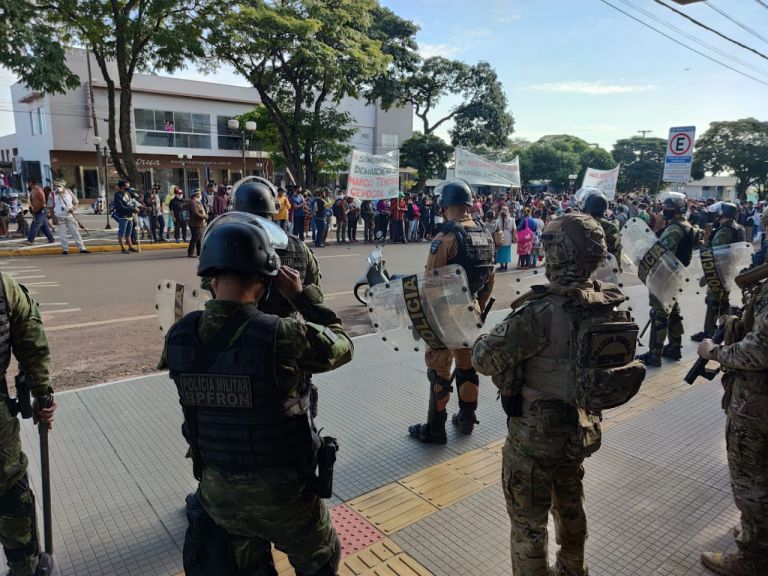 Cerca de 300 índios fazem manifestação em Guaíra; veja vídeos
