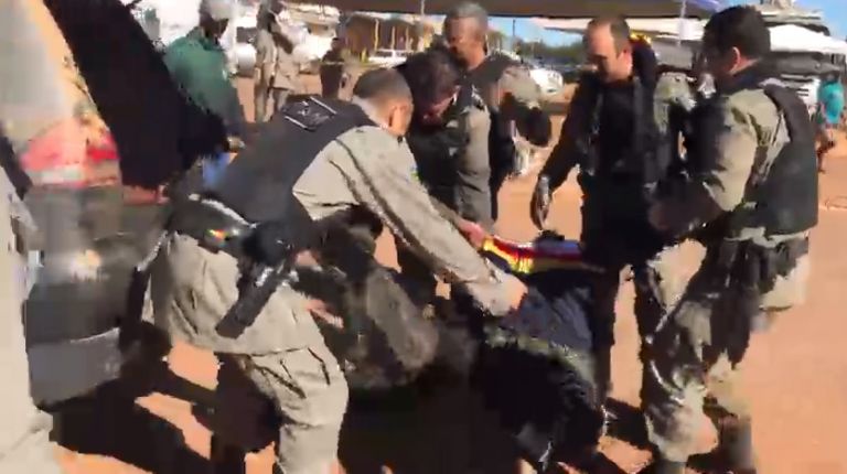 Policiais colocam Lázaro em ambulância e celebram captura; veja o vídeo