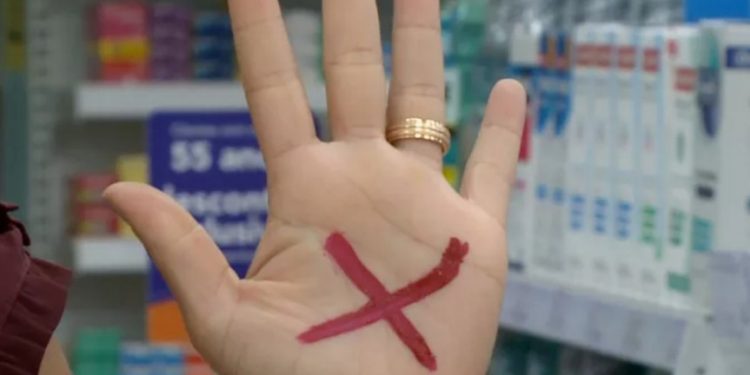 Vítima usa “sinal vermelho” em farmácia de Toledo e PM detém acusado de violência psicológica