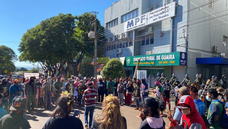 Indígenas bloqueiam região central de Guaíra em manifestação contra projeto de lei 490