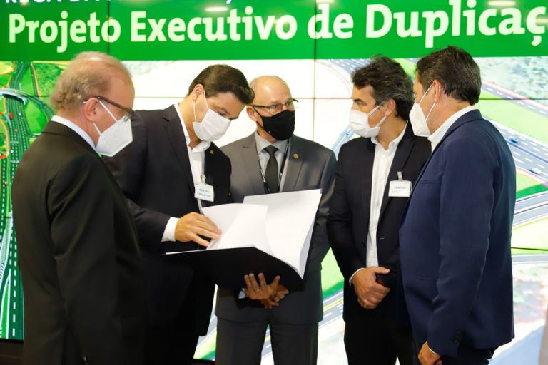 Estado e Itaipu recebem projeto executivo da duplicação da Rodovia das Cataratas