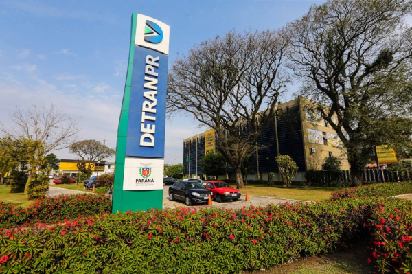 Deputados aprovam projeto que reduz pela metade taxa do Detran para financiamento de veículos, no Paraná