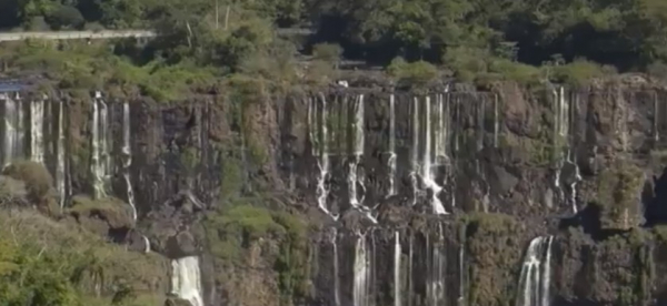 Estiagem prejudica nível dos rios do Paraná e muda paisagem nas Cataratas