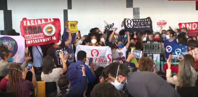 “Superpedido” de impeachment é entregue à Câmara e une esquerda e direita contra Bolsonaro