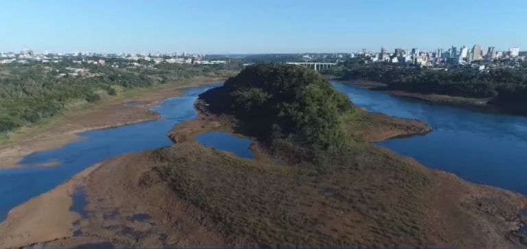 Estiagem muda paisagem e deixa chão de pedras à mostra no Rio Paraná