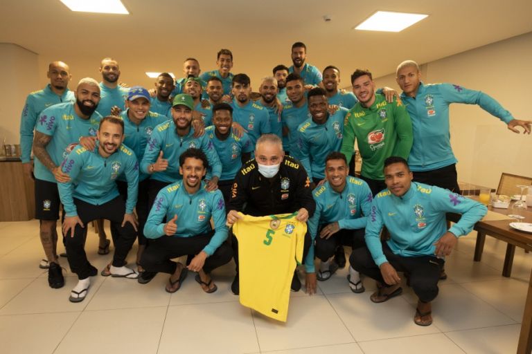 Tite recebe homenagem do elenco por cinco anos na Seleção Brasileira