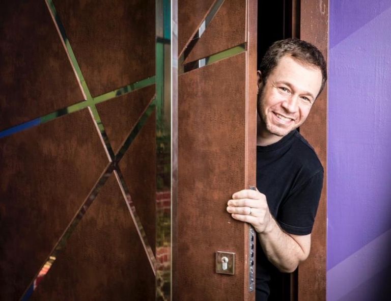 Tiago Leifert tem reação inusitada ao ser anunciado no “Domingão”