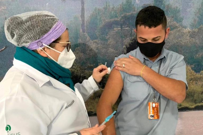 Queda das mortes por Covid aponta indício do efeito da vacinação no Brasil; veja o que se sabe e os alertas