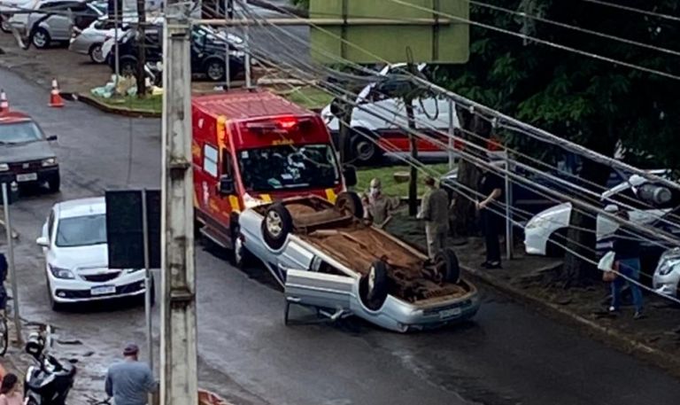 Carro capota no centro de Marechal Rondon