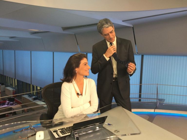 Após ser vacinado contra Covid-19, William Bonner quebra protocolo do JN e incentiva: “Tem que tomar as duas doses”