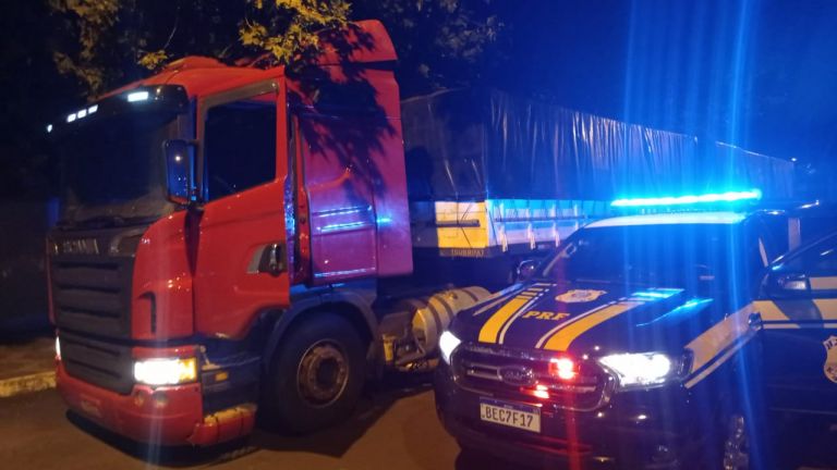 Bi-trem carregado de cigarro paraguaio é apreendido no centro de Guaíra