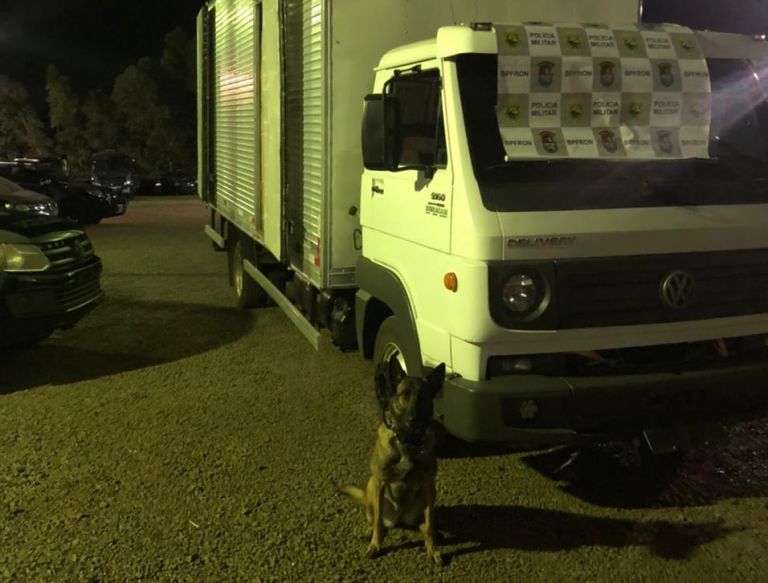 BPFron apreende caminhão carregado com cigarros contrabandos em Marechal Rondon; condutor fugiu