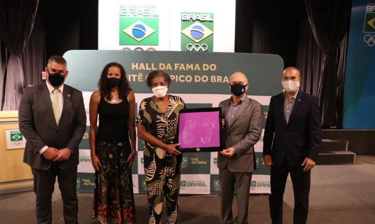 Aída dos Santos eterniza pés no Hall da Fama do COB