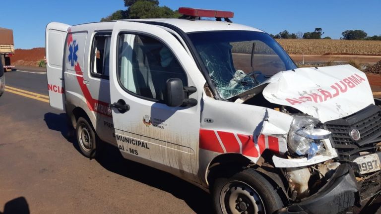 Batida entre ambulância e caminhonete deixa quatro pessoas feridas em Toledo
