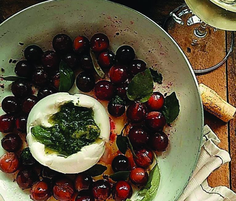  Burrata com uvas grelhadas e manjericão