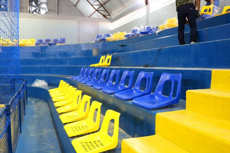 Cadeiras começam a ser instaladas na arquibancada do Ginásio de Esportes de Maripá