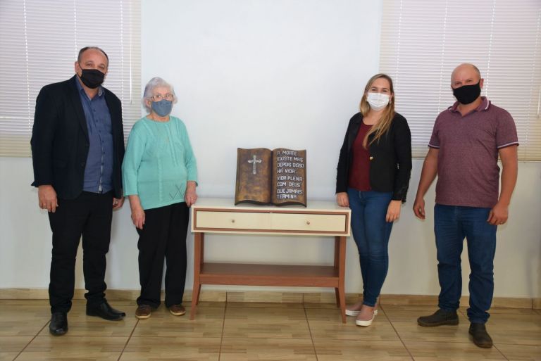 Prefeitura de Quatro Pontes recebe doação de escultura de Lucia Dresch