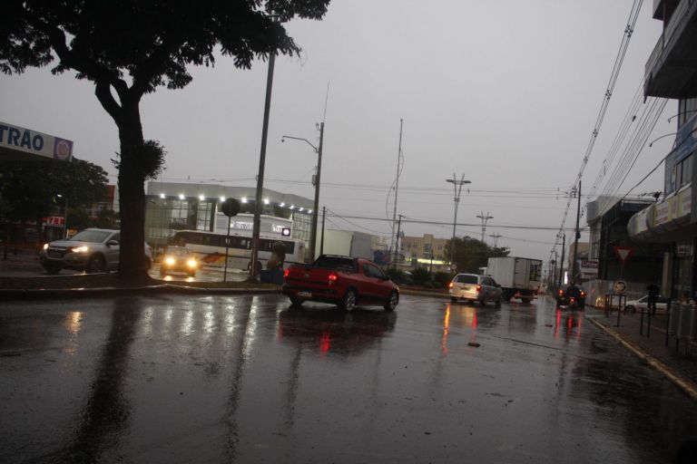 Frente fria avança sobre o Paraná e causa alterações no tempo; Marechal Rondon tem chuva forte nesta terça-feira