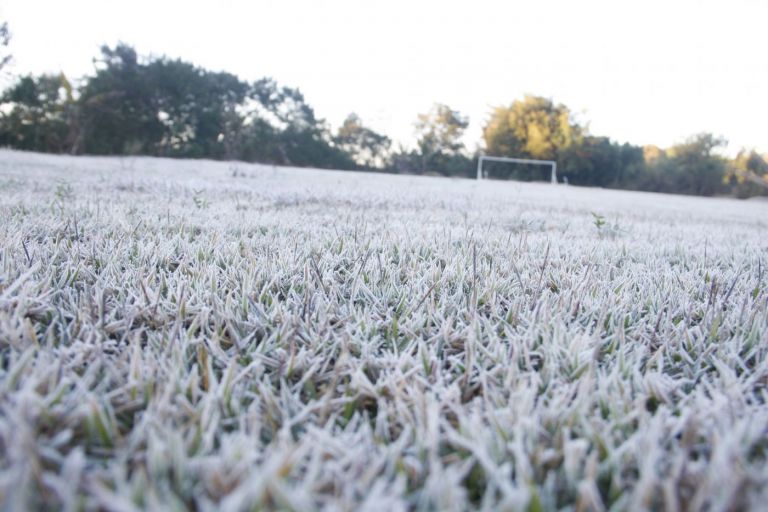 Domingo ainda registra temperaturas baixas, mas frio perde força