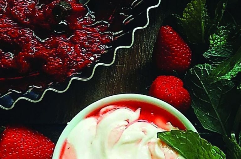 Morango assado com sumagre e creme de iogurte