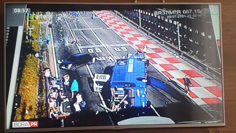 Veja vídeo do momento em que o ônibus do Umuarama Futsal tombou na BR-376; há mortos e feridos