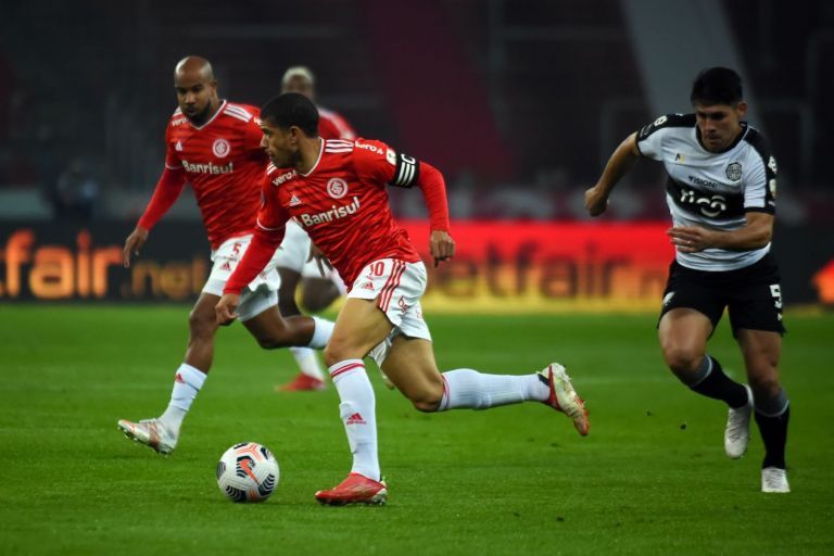 Internacional perde nos pênaltis e está fora da Libertadores