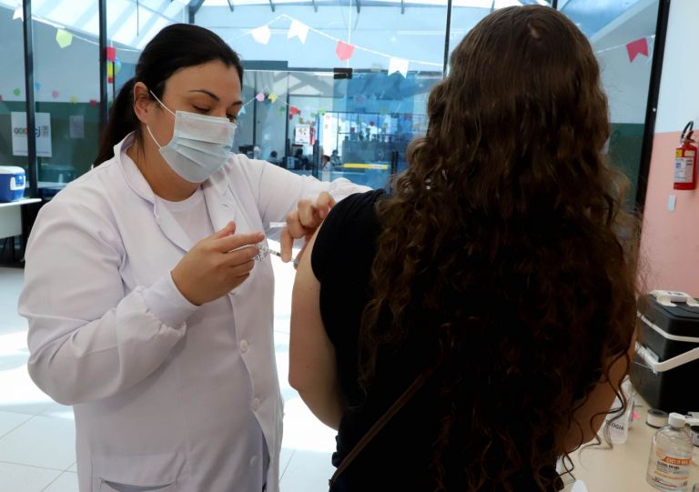 Brasil supera marca de 90% da população-alvo vacinada com a 1ª dose