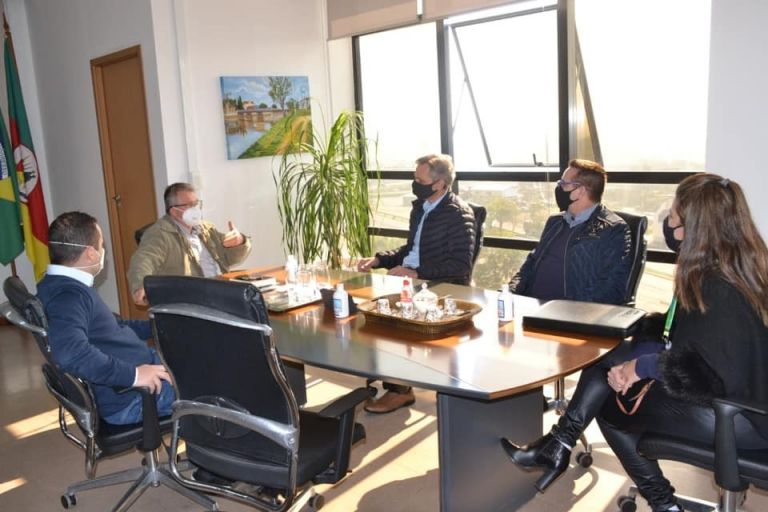 Prefeito de São Leopoldo recebe presidente do Sicoob Confiança