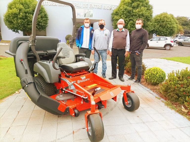 Trator giro zero é entregue à Secretaria de Esportes, Lazer e Turismo de Entre Rios do Oeste