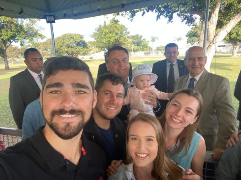 Famílias de Nova Santa Rosa tiram foto com Bolsonaro e repercutem nas redes sociais