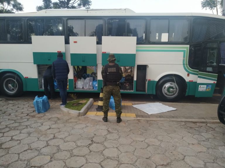 BPFron e Receita Federal apreendem ônibus carregado com contrabando em Foz do Iguaçu