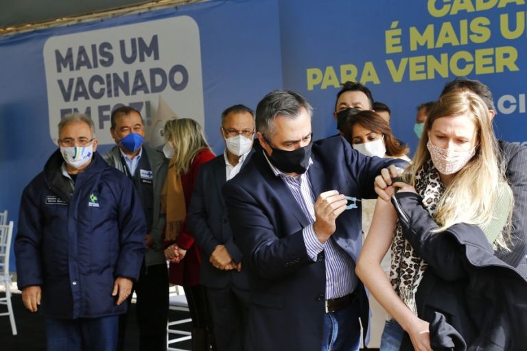 Com doses extras, Foz do Iguaçu deve ser a primeira cidade do Paraná a vacinar toda a população adulta