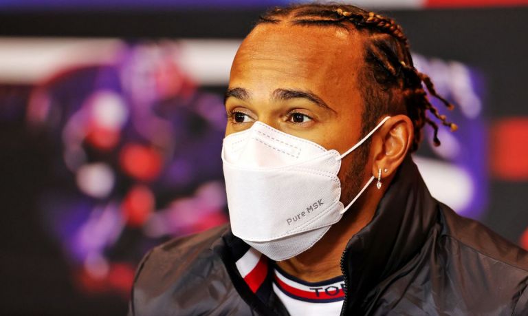 Hamilton vence GP da Inglaterra pela oitava vez em corrida controversa