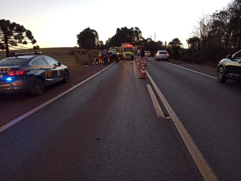 Uma pessoa morre e quatro ficam feridas em acidente na BR-277 em Cascavel
